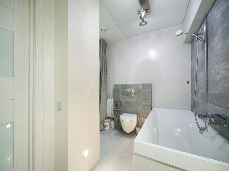 Выбрасывайте эту вещь из ванной: она копит бактерии и портит кожу комната