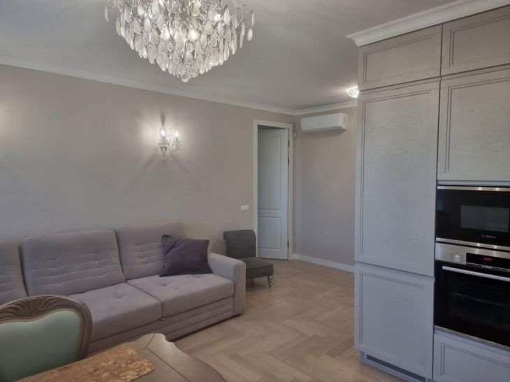 Его новая жена отказалась жить в квартире из-за его бывшей: скандал, разрушивший планы на семейное счастье квартира