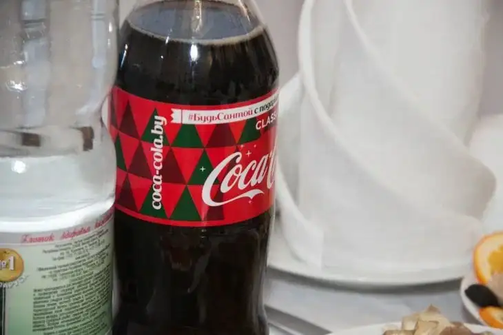 Почему врачи советуют пить Coca-Cola при мигрени: этот работает Напитки
