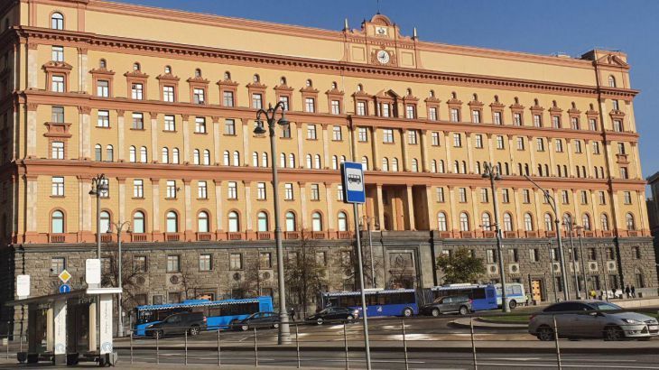 ФСБ сообщила, что белорусский комик Комиссаренко представляет угрозу для национальной безопасности. Его лишили гражданства РФ и запретили въезд в страну здание