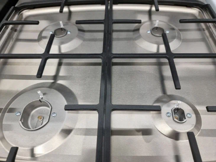 Этот лайфхак набирает популярность с каждым днем: как почистить плиту кофейной гущей Плита