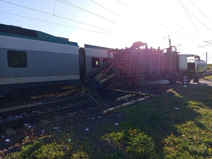 Лесовоз столкнулся с поездом Минск – Гомель авария