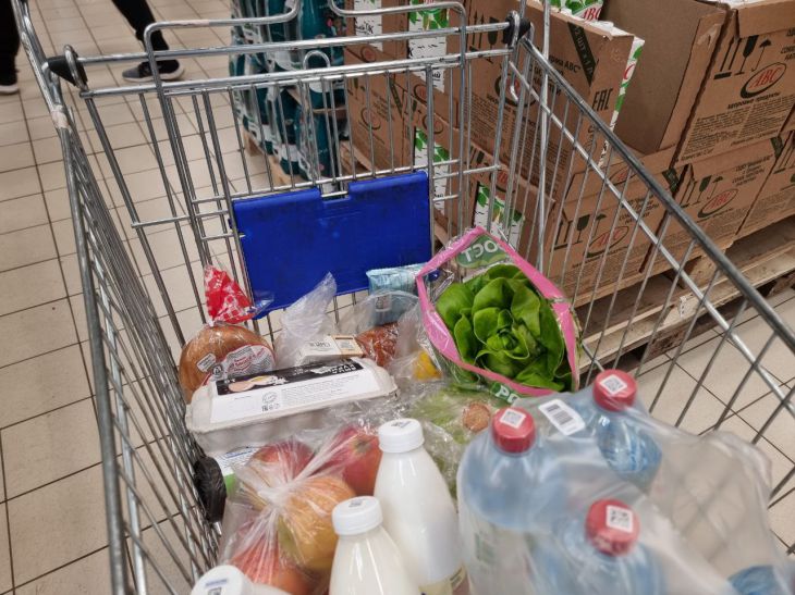 МАРТ нашел и изъял просрочку в крупных сетях магазинов продукты