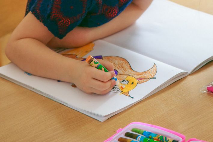 Что спрятано в детских рисунках: 3 скрытых сигнала, которые пропускают даже внимательные родители рисунок