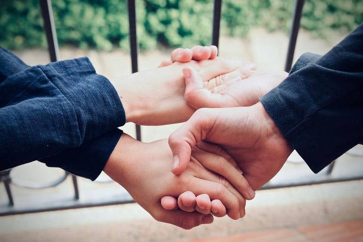 Почему люди становятся альтруистами: у ученых есть ответ на этот вопрос Руки