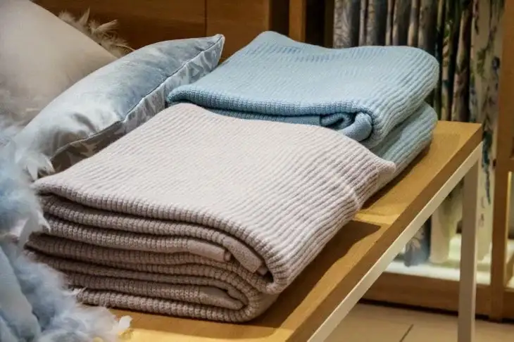 Пледам с тиграми и прочими нелепыми принтами не место на диване: дизайнеры дали советы для стильных людей Текстиль