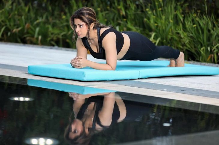 Названа неожиданная опасность популярного упражнения: планка может травмировать женщина