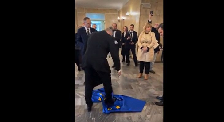 Грандиозный скандал в Польше: кандидат в президенты вытер ноги о флаг Евросоюза люди