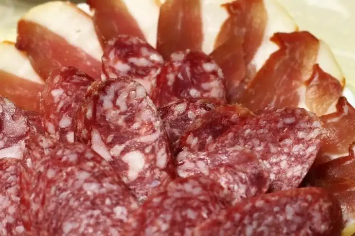 Зачем замачивать колбасу в кипятке: польза есть, да ещё какая Колбаса