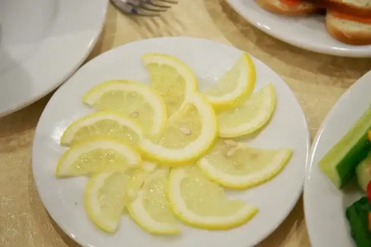 Лимонный трюк для тех, кто не хочет плакать на кухне: лучший способ нарезки лука без слёз Лимон