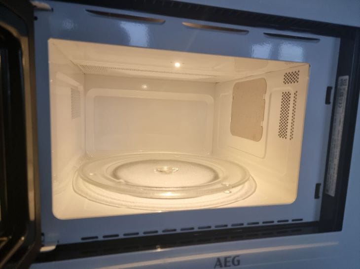 Как очистить микроволновку за 5 минут: вода с лимоном на максимальной мощности микроволновка