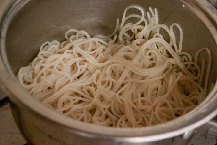 Добавьте макароны в салат и получите невероятно вкусное и сытное блюдо макароны