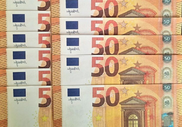 Свинью подложили. Белорусу на свадьбу подарили евро, он пришел в банк, где встретился с милицией деньги