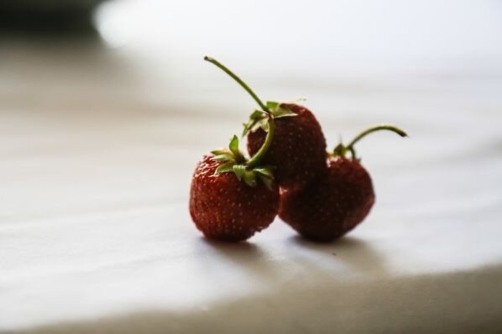 Для тех, кому за 30: топ-5 рецептов масок из клубники против первых признаков старения Клубника