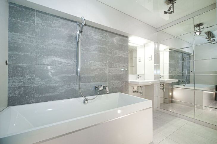 Страх воды в ванной: почему ребенок боится купаться комната