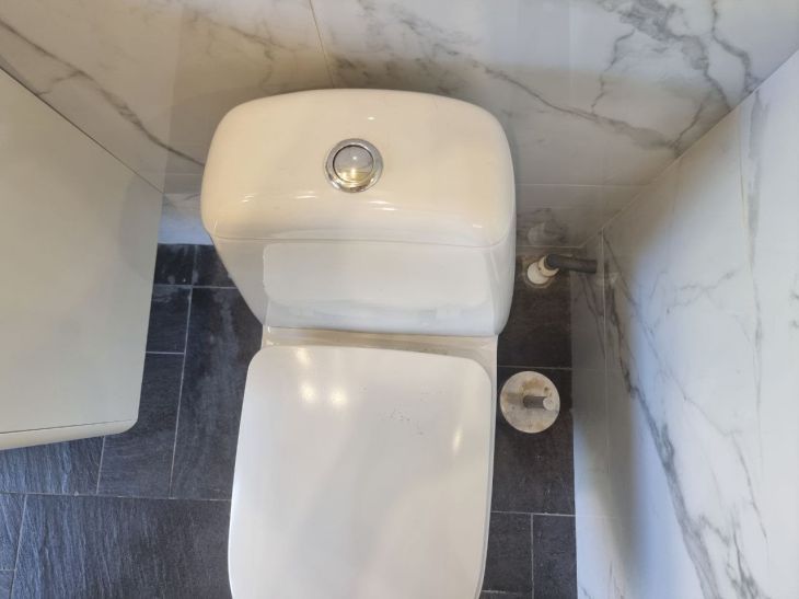 Зачем ставить пластиковую бутылку в бачок унитаза? Этот трюк вас поразит унитаз