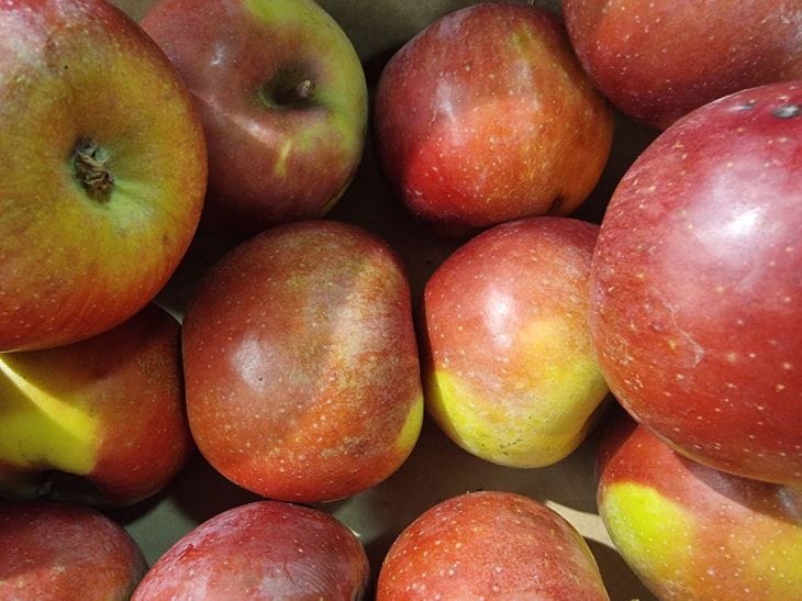 Продукты, снижающие вздутие живота яблоки