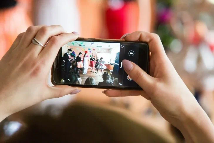 Названа причина появления морщин на шее: как остановить цифровое старение Смартфоны