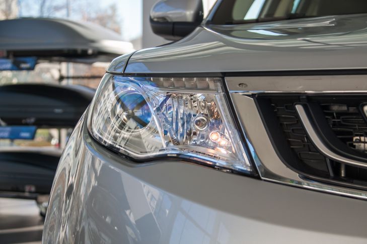 Почему нельзя мыть автомобильные фары обычной водой: что видят только механики фара