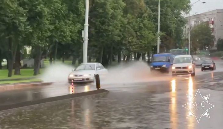 Последствия ливня в Минске: в МЧС рассказали, где и что затопило автомобиль