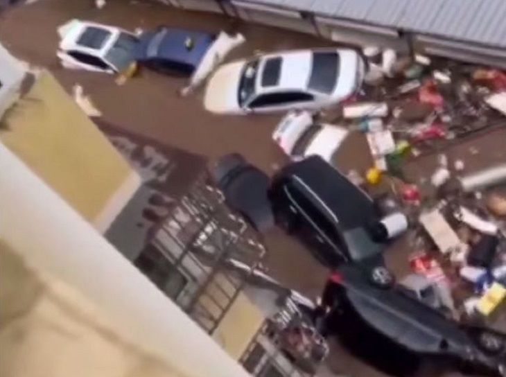 В Пекине как минимум 30 человек стали жертвами сильных ливней автомобиль