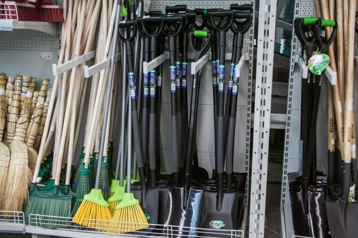 Как хранить садовый инвентарь компактно и аккуратно: лайфхак с органайзером из ПВХ-труб на стене гаража Садовый инвентарь