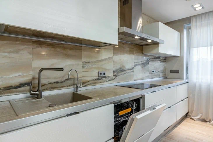 Как дизайнеры прячут вытяжку на кухне: лучшее решение Кухня