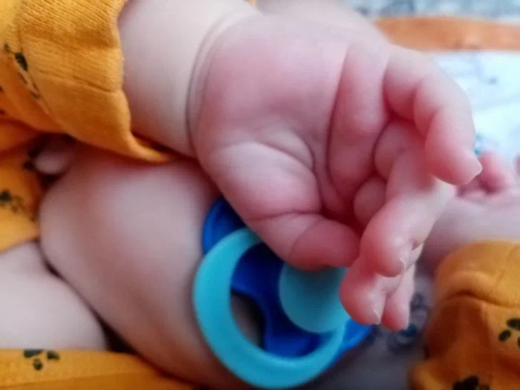 Половина родителей слышат об этом впервые: как ухаживать за первыми зубками малыша Ребенок