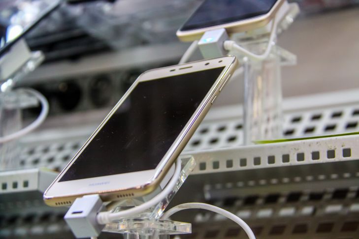 Самая частая ошибка при чистке смартфона: как не повредить экран и динамики смартфон