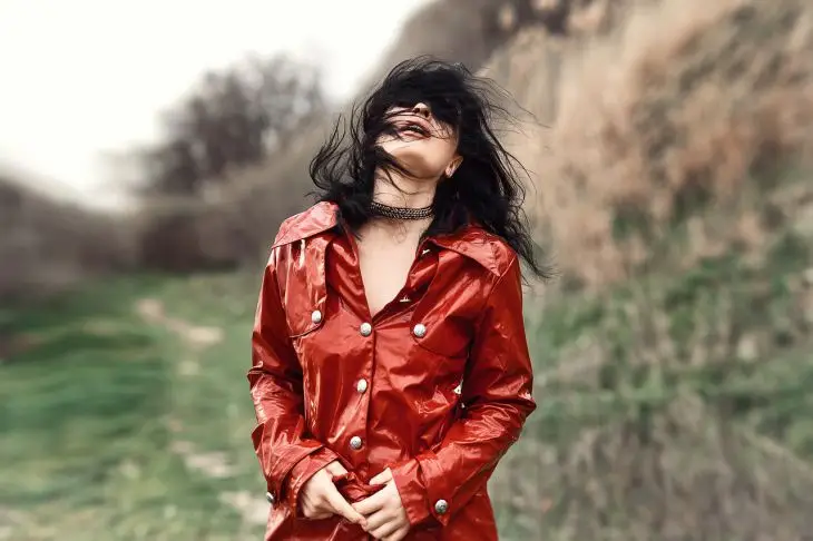 Кто такие энергетические вампиры: советы, как от них защититься девушка