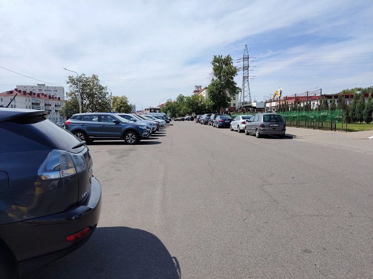 Жители Минска 22 августа смогут пожаловаться на парковки. Выслушает КГК автомобиль