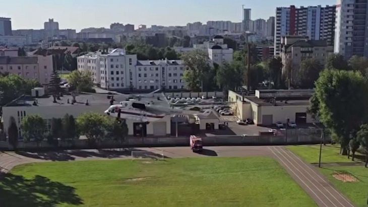 На стадионе одной из минских школ постоянно садятся вертолеты с особым грузом: вот что происходит там вертолет