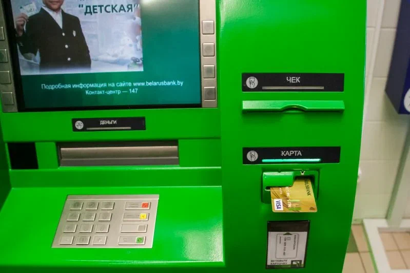 Кредиты вместо сбережений: в Витебской области две женщины «скинулись» на перевод мошенникам Банкомат Карта