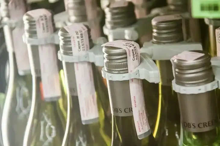 В Беларуси запретили продавать безалкогольный и пивные напитки из России после того, как проверили их состав Бутылки