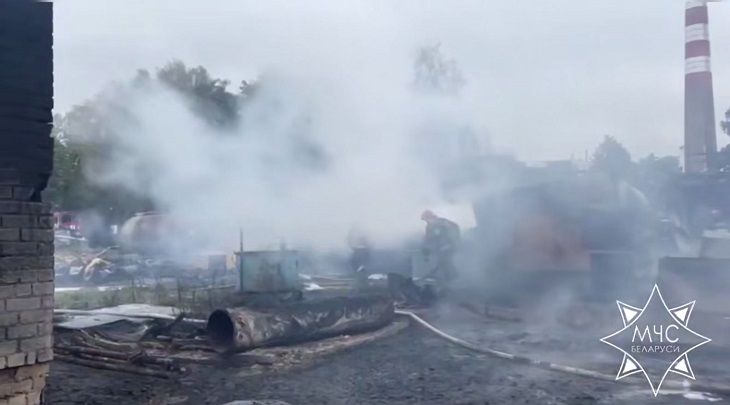 Нарушение технологического регламента. Масштабное ЧП в Беларуси – резервуар с мазутом горел в Слуцке дым