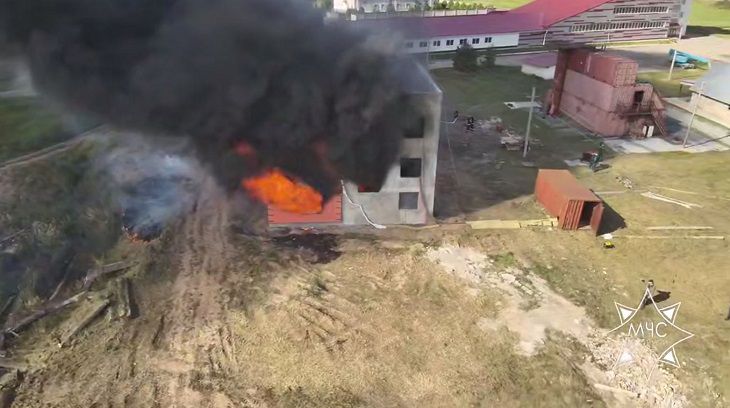 Спасатели сожгли трехэтажный дом. В Беларуси провели огневой эксперимент пожар