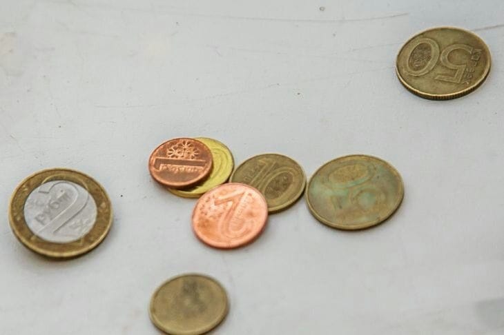 Латвия с 15 октября вводит платную электронную очередь на границе: сколько стоит регистрация Копейки