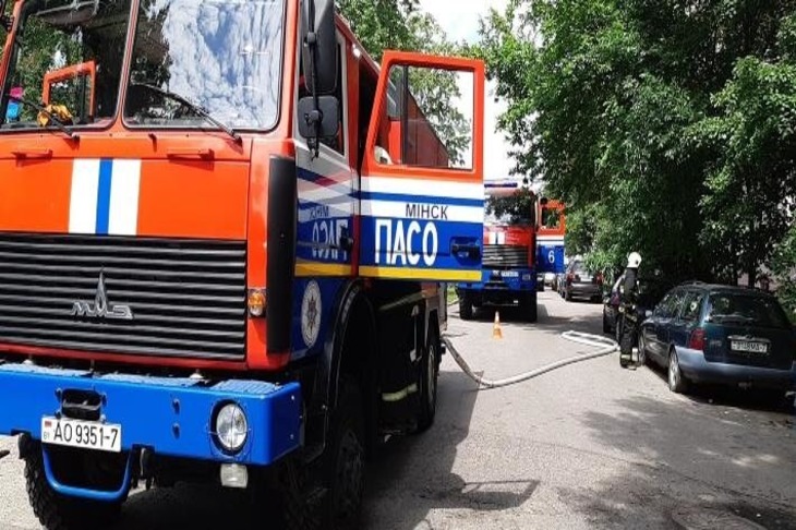 В Минске загорелся архив в административном здании: 5 человек спасены, 70 эвакуированы Пожарная машина