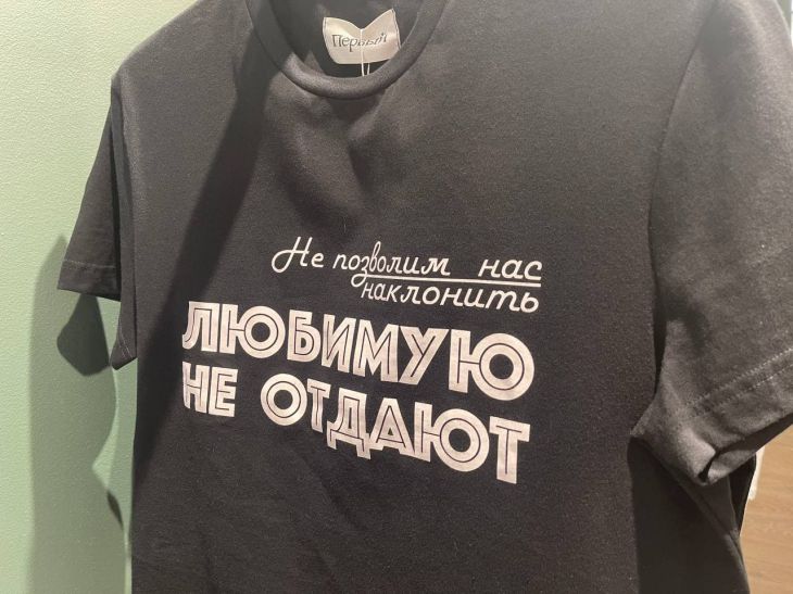 Черная одежда не линяет: секрет стирки, который знают только в дорогих химчистках майка