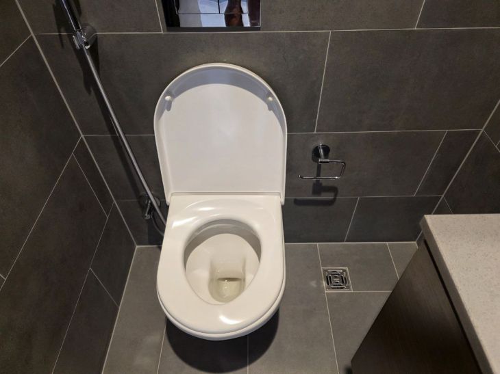 Ржавчина в унитазе исчезнет без следа: киньте на ночь таблетку, которую все выкидывают унитазы