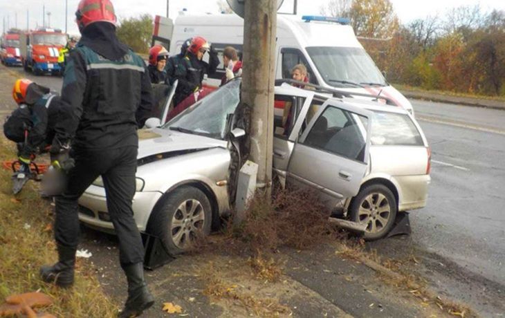 Жесткое ДТП в Бобруйске: легковушка въехала в столб, водителя зажало в салоне ДТП