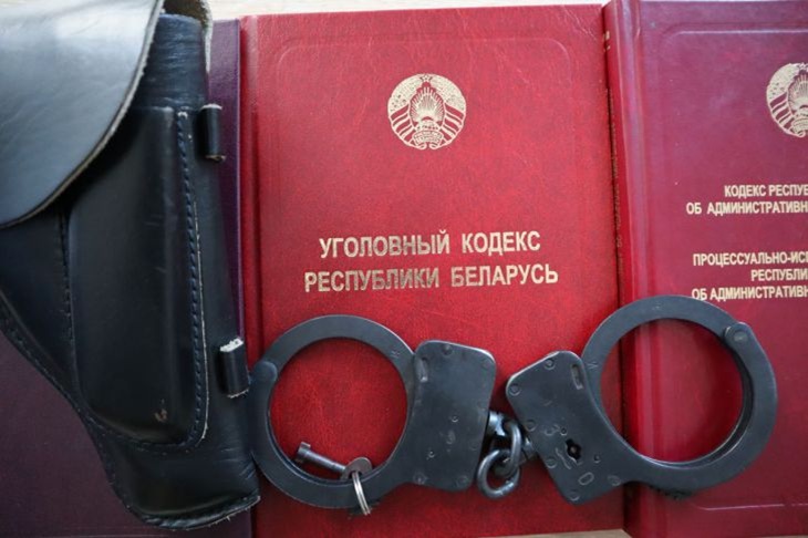 8 лет колонии вместо «легких денег» для подростка-закладчика из Брестской области Наручники