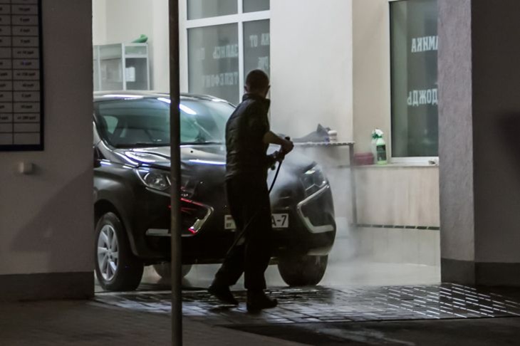 Работник мойки в Минске угнал авто клиентки и попался за превышение скорости Мойка