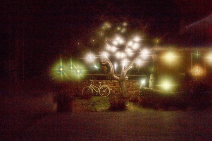 Что за странные огни видны ночью: самая узкая улица в Европе стала местом паломничества, и не зря огни