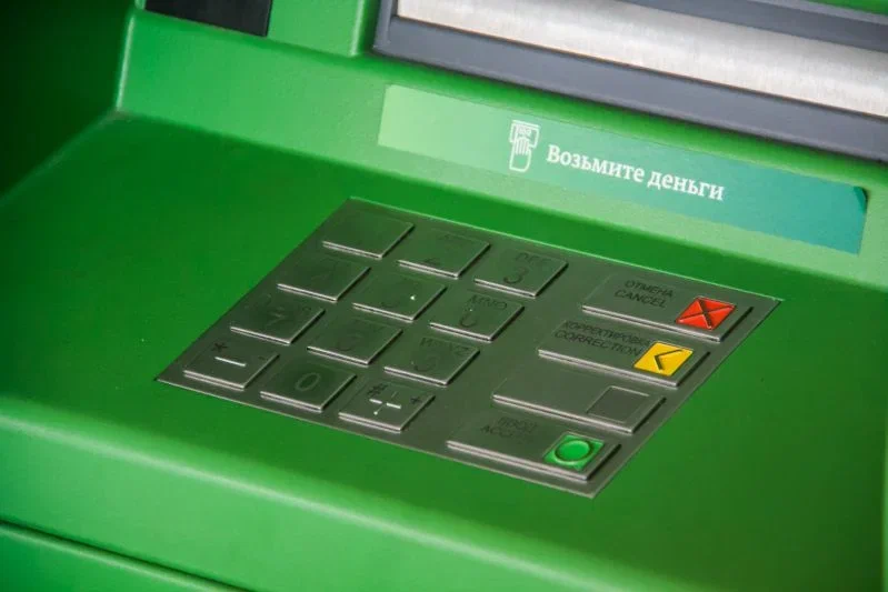 Пенсионерка из Орши продала квартиру и чуть не отдала деньги: остановили сотрудники банка Банкомат