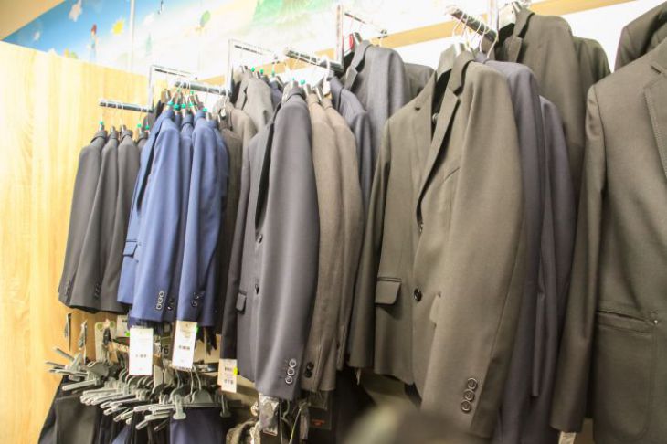 Почему вещи после химчистки вешают на балкон: важное правило, о котором вам не расскажут в салоне одежда