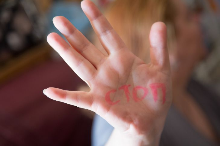 «Примирилась с мужем»: в Борисове возбуждено дело о жестоком избиении супруги рука