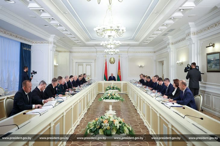 Лукашенко предупредил чиновников: «Прекратите ходить сюда за деньгами» Лукашенко