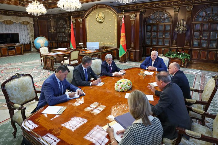 Лукашенко заявил, что США возобновили финансирование НПО и прочих «грязных дел» Совещание