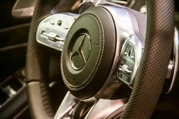 В Минске 27-летняя водитель Мерседеса врезалась в припаркованный автомобиль: предварительная версия Авто